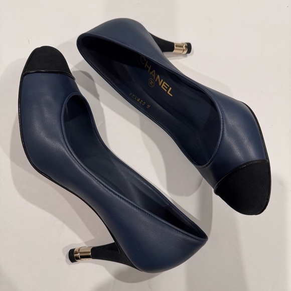 CHANEL Cruise 2012 Collection Cap Toe Pumps Navy Black 38 GUC - Picture 11 of 15
